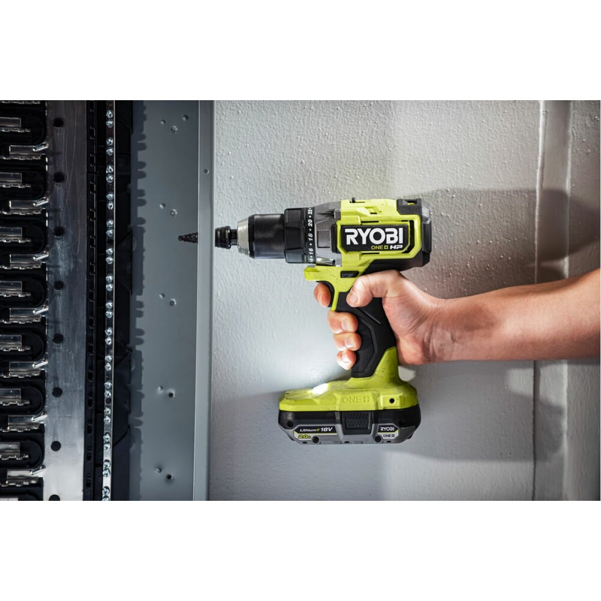 Ryobi aeg. АЕГ шуруповерт 18 вольт безщеточный. Скоба для шуруповерта Ryobi. Клипса для шуруповерта Ryobi. Ленточный шуруповерт Ryobi.