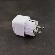  Переходник с европейской вилки на российскую (3 штырька) 