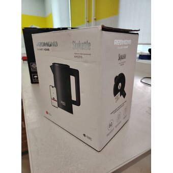  УЦ Электрочайник Redmond KM231S SkyKettle черный (плохая упаковка, трещина на пластике крышке, осколки пластика в крышке) 