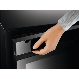  Встраиваемый винный холодильник AEG AWUS018B7B 