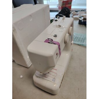  УЦ Швейная машина Comfort 24 белый (плохая упаковка, пересборка) 