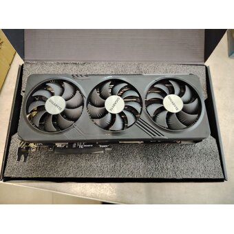  УЦ Видеокарта Gigabyte AMD Radeon RX 7700XT (GV-R77XTGaming OC-12GD) 12288Mb 192 GDDR6 2276/18000 (плохая упаковка, б/у, перепрошивка BIOS) 