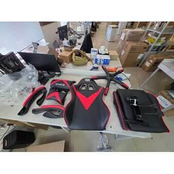  УЦ Кресло DEFENDER XCom (64337) игровое Black/Red PU (плохая упаковка, дырка у спинки и сломана одна собачка,рваная и треснутая часть на подлокотнике) 