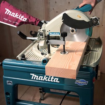  Пила торцовочная Makita LF 1000 