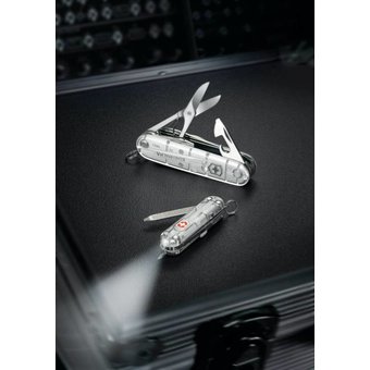  Нож перочинный Victorinox Huntsman (1.3713.T7) 91мм 15функций серебристый полупрозрачный карт.коробка 