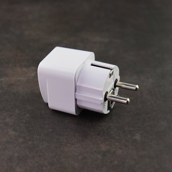  Переходник с европейской вилки на российскую (3 штырька) 