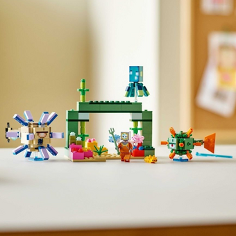 Конструктор Lego Minecraft (21180) Битва со стражем 