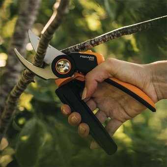  Секатор плоскостной Fiskars PowerGear P961 черный/оранжевый (1057175) 
