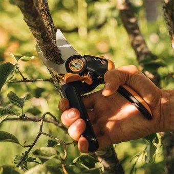  Секатор плоскостной Fiskars PowerGear P961 черный/оранжевый (1057175) 