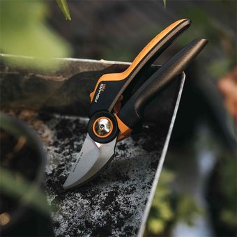  Секатор плоскостной Fiskars PowerGear P961 черный/оранжевый (1057175) 