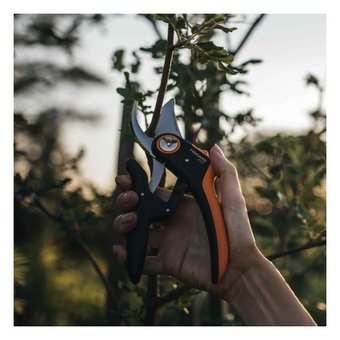  Секатор плоскостной Fiskars PowerLever P721 черный/оранжевый (1057170) 