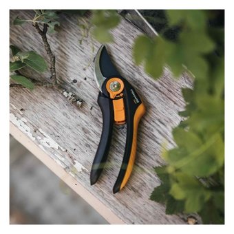  Секатор плоскостной Fiskars SmartFit P541 черный/оранжевый (1057169) 