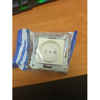  Розетка силовая Panasonic Karre Plus (WKTT02112BG) защитн. шторк. мех.+лиц.  панель. бежевый 