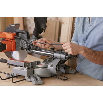  Торцовочная пила Black+Decker BES700 c протяжкой, 1600 Вт, диск 216 мм 