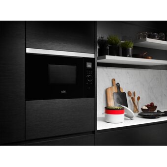 Встраиваемая микроволновая печь AEG MBB1756SEM нерж/черный   Встраиваемая микроволновая печь AEG MBB1756SEM нерж/черный