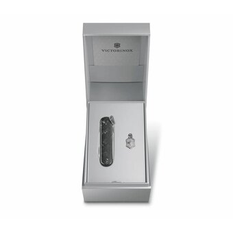  Складной нож Victorinox Classic Brilliant Carbon 0.6221.90, функций 5, 58мм, черный/серебристый, коробка подарочная 
