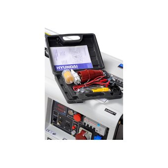  Дизельный генератор Hyundai DHY 8000SE-3, 380/220/12 В, 6.5кВт, на колёсах с АКБ 