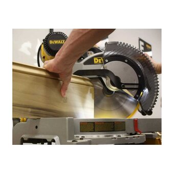  Торцовочная пила DeWalt DWS780-XE 