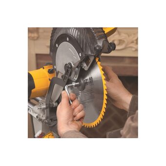  Торцовочная пила DeWalt DWS780-XE 