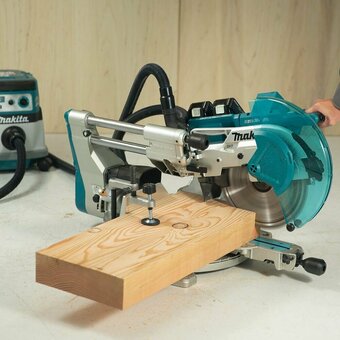  Пила торцовочная Makita DLS211ZU 