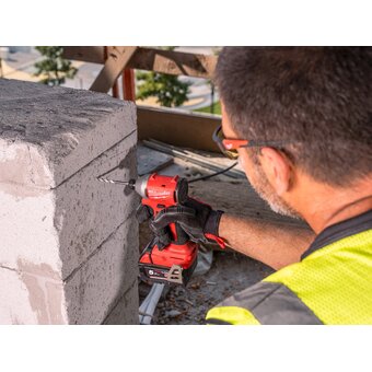  Винтовёрт импульсный Milwaukee M18 BLIDRC-402C (4933492840) 2АКБ+ЗУ 