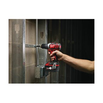  Дрель-шуруповерт Milwaukee M18 BDD-402C (4933443565) 2АКБ+ЗУ безуд 