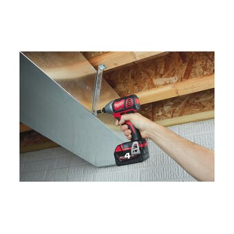  Винтовёрт импульсный Milwaukee M18 BID-402C (4933443580) 2АКБ+ЗУ 