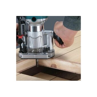  Фрезер Makita RT0702C 