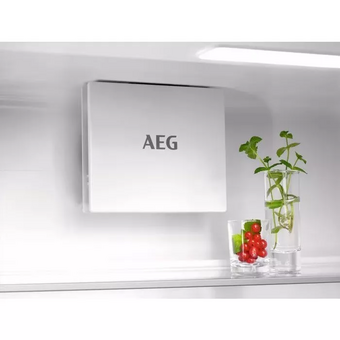  Встраиваемый холодильник AEG TSC7G181ES белый 