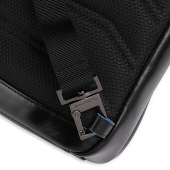  Рюкзак слинг мужской Piquadro Blue Square CA6589B2/N черный кожа 