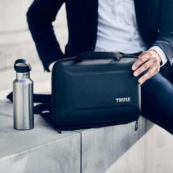  Сумка для ноутбука Thule Gauntlet 4 MacBook Pro Attache TGAE2358BLK (3204937) черный 