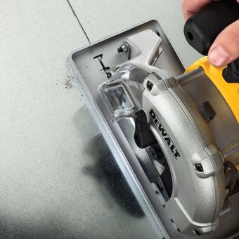  Циркулярная пила DeWalt DCS373N 