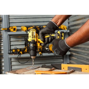  Дрель-шуруповерт DeWalt DCD777M2T 