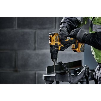  Дрель-шуруповерт DeWalt DCD777M2T 