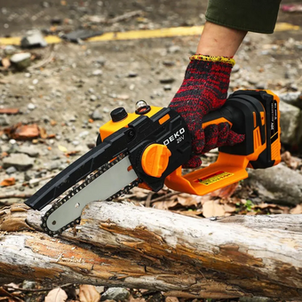  Пила цепная DEKO DKCHS 20-6 Pro (083-2011), 4" и 6", 20В, 2x2.2Ач, 2 шины и 2 цепи 