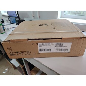  УЦ Варочная поверхность Indesit THPM 641 W/BK/I черный (плохая упаковка, вмятина на углу со сколом эмали, перекошена одна решетка) 