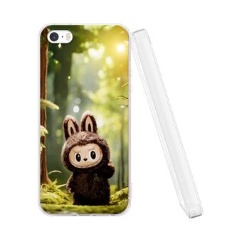  Силиконовый чехол Mcover для iPhone 5/5s/SE (Айфон 5, 5с и СЕ), с принтом Лабубу на природе 