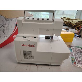  УЦ Коверлок Merrylock 075 белый (плохая упаковка, нет гар.талона, отладка маховика) 