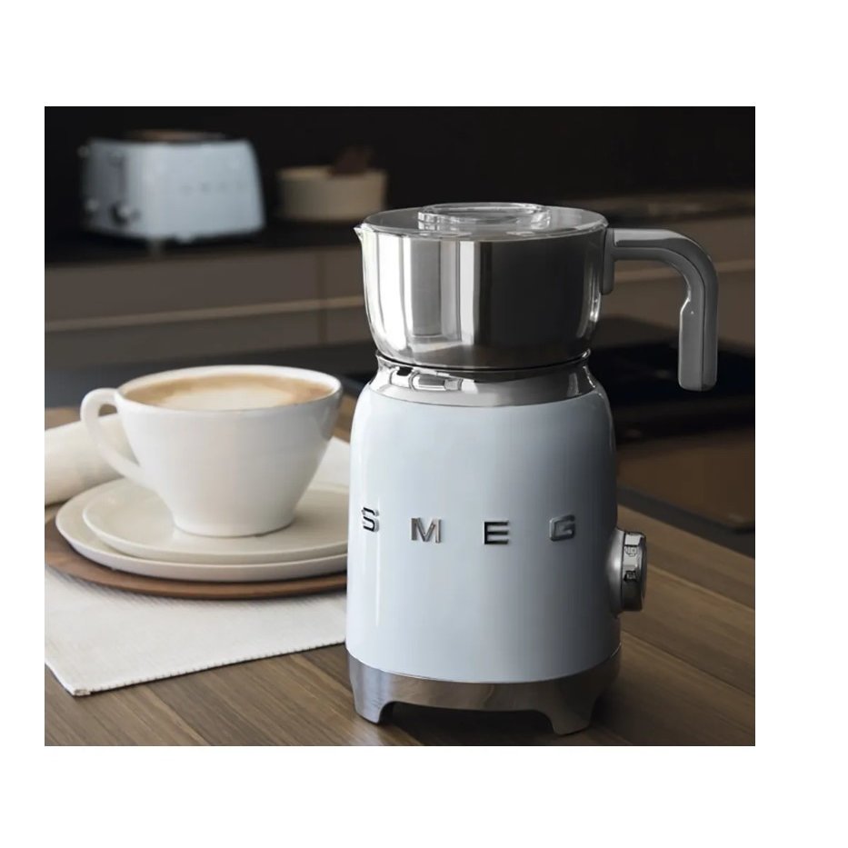 вспениватель молока smeg mff01pkeu, 500 вт, розовый,. Smeg mff01bleu (черный). вспениватель молока smeg mff01rdeu в интерьере. вспениватель молока smeg mff01wheu, белый. капучинатор смег.